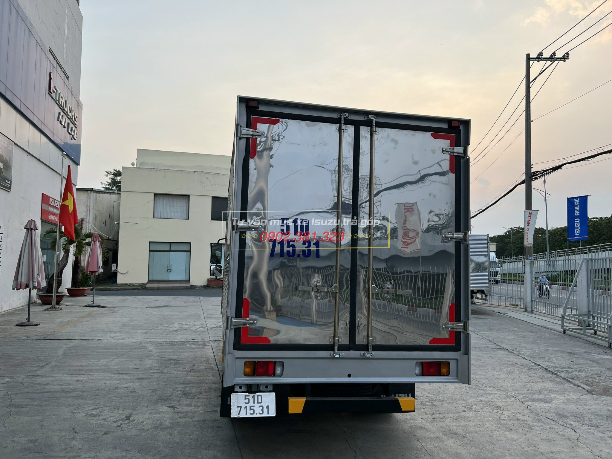 Xe Tải Isuzu 2.4 Tấn Thùng Kín 2024 Giao Ngay Trả Góp Bao Nhiêu Thì Có xe isuzulongan banxetai247 (1)