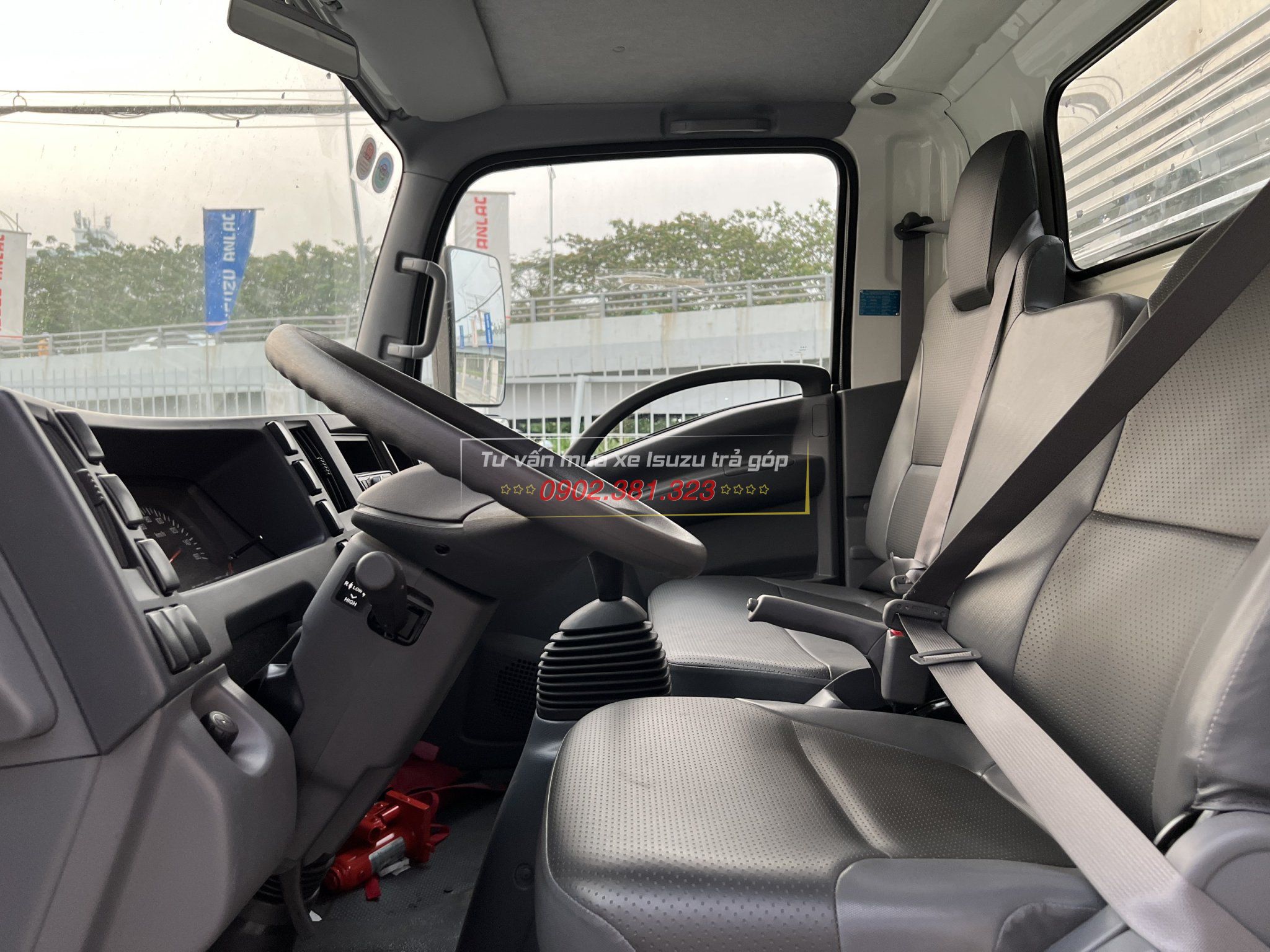 Xe Tải Isuzu 2.4 Tấn Thùng Kín 2024 Giao Ngay Trả Góp Bao Nhiêu Thì Có xe isuzulongan banxetai247 (1)