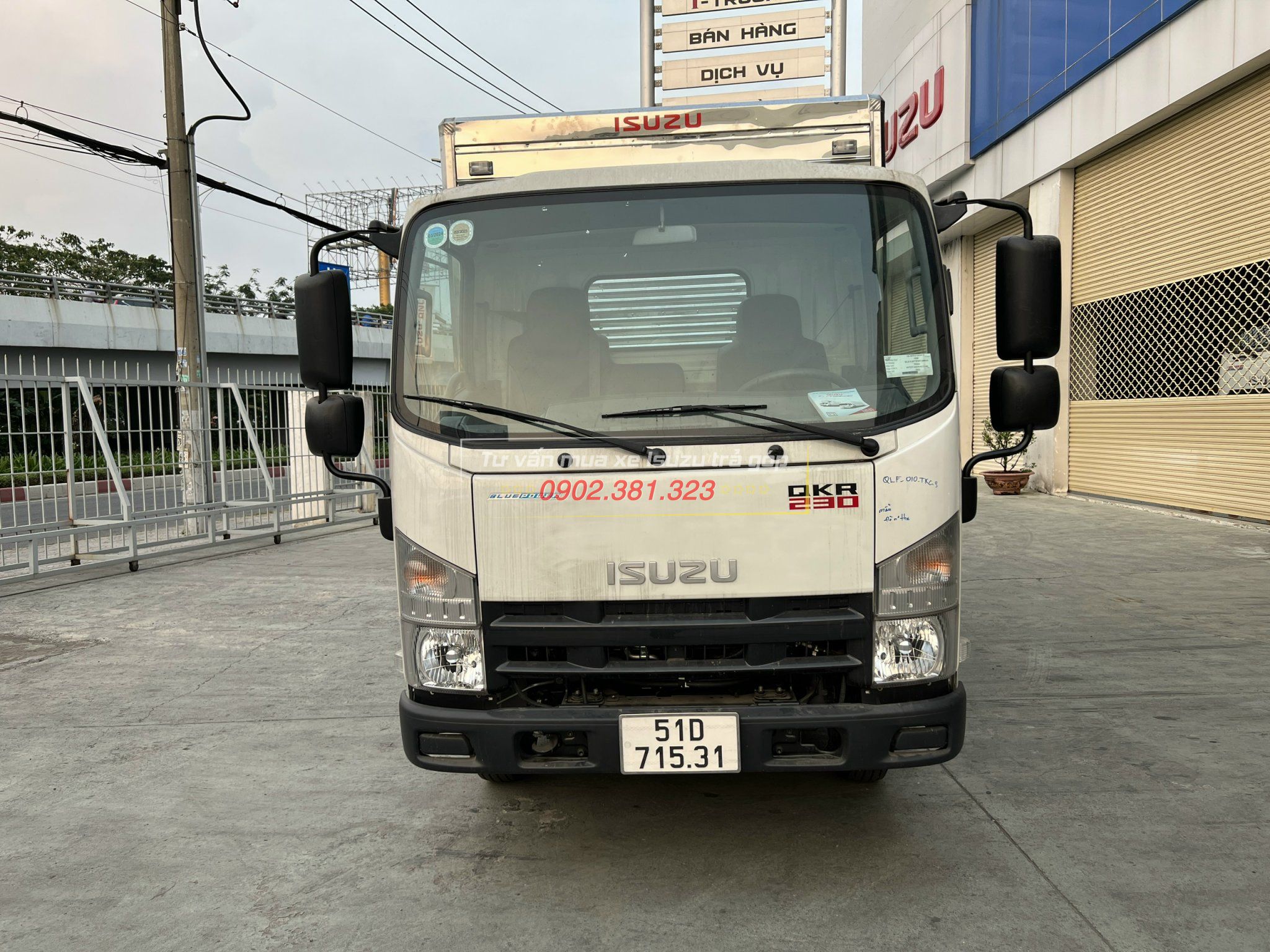 Xe Tải Isuzu 2.4 Tấn Thùng Kín 2024 Giao Ngay Trả Góp Bao Nhiêu Thì Có xe isuzulongan banxetai247 (1)